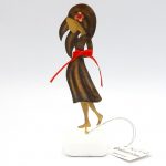 Κοπέλα έγκυος σε βότσαλο