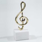 Ορειχάλκινο διακοσμητικό κλειδί του σολ σε μάρμαρο