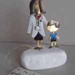 Παιδίατρος με αγοράκι σε βότσαλο