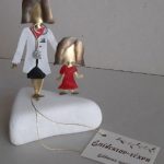 Παιδίατρος με κοριτσάκι σε βότσαλο