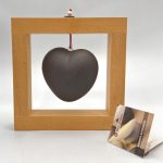 Χειροποίητο κεραμικό καρδιά γκρι σε κορνίζα μικρή (0062)