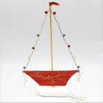 Καράβι κόκκινο μεγάλο σε βότσαλο