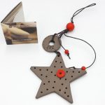 Χειροποίητο κρεμαστό κεραμικό γούρι αστέρι γκρι (0094)