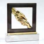 Γλυπτό "Κοινωνική μέριμνα" - χέρια σε κάδρο