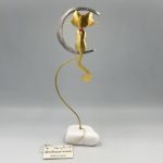 Γάτα σφυρήλατη στο φεγγάρι