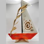 Καράβι με επιμεταλλωμένο κλαδί ελιάς