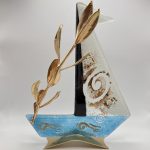 Καράβι με επιμεταλλωμένο κλαδί ελιάς