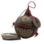 Χειροποίητο κεραμικό γούρι-κουδουνάκι καφέ στρογγυλό (0069)