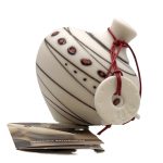 Χειροποίητη κεραμική σβούρα-γούρι λευκή πλακέ (0098)