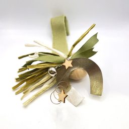 Γούρι πέταλο σε ξύλινη μπάλα και καμπανάκι (100720)