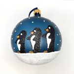 Γυάλινη χριστουγεννιάτικη μπάλα Πιγκουϊνοι-μπλε θαμπό