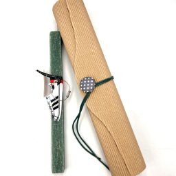 Λαμπάδα με μπρελόκ sneaker πλεξιγκλάς