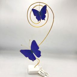 Πεταλούδες λιλά σε κλαδί