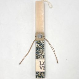 Λαμπάδα λεπτή LOVE με βραχιολάκι boho