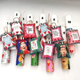 Λαμπάδα με μπρελόκ μαξιλαράκι με quotes 1