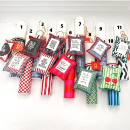 Λαμπάδα με μπρελόκ μαξιλαράκι με quotes 2