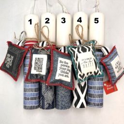 Λαμπάδα με μπρελόκ μαξιλαράκι με quotes 2