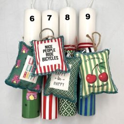 Λαμπάδα με μπρελόκ μαξιλαράκι με quotes 1