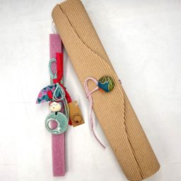 Λαμπάδα χειροποίητη με μενταγιόν κοπέλα