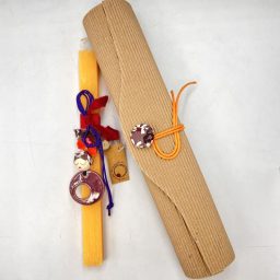 Λαμπάδα χειροποίητη με μενταγιόν κοπέλα