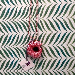 Κολιέ donut red velvet δαγκωμένο